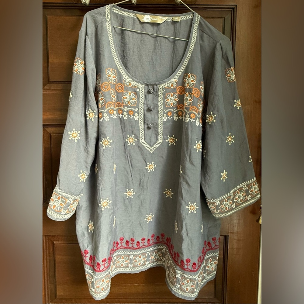 NWOT Avenue Gray Plus Embroidered Tunic with 3/4 Sleeves